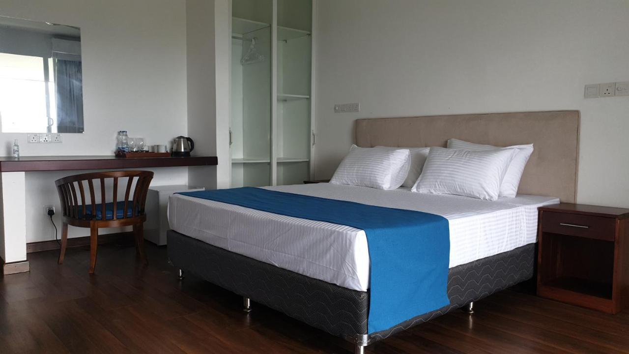 The Mountbatten Hotel Канди Екстериор снимка